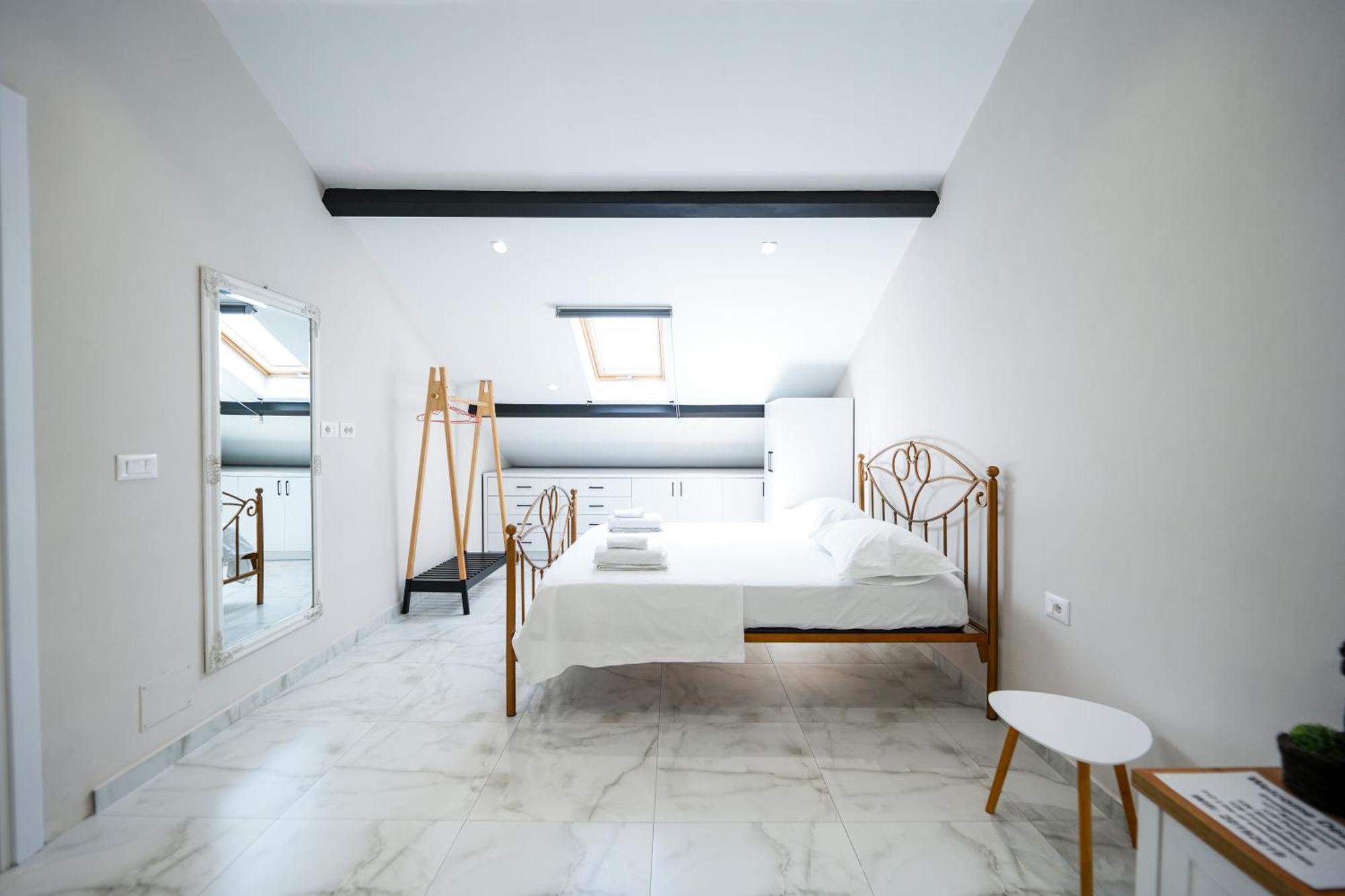 City Center Hideout - Studio Apartment Тирана Екстериор снимка
