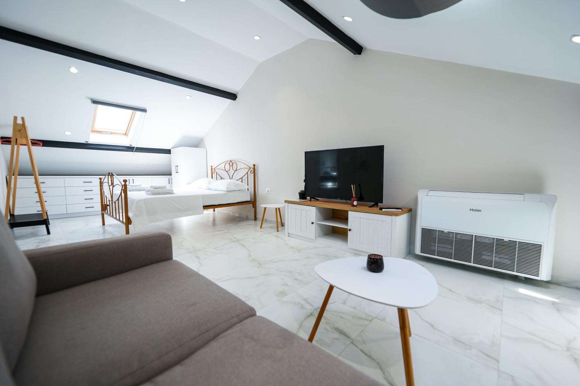 City Center Hideout - Studio Apartment Тирана Екстериор снимка