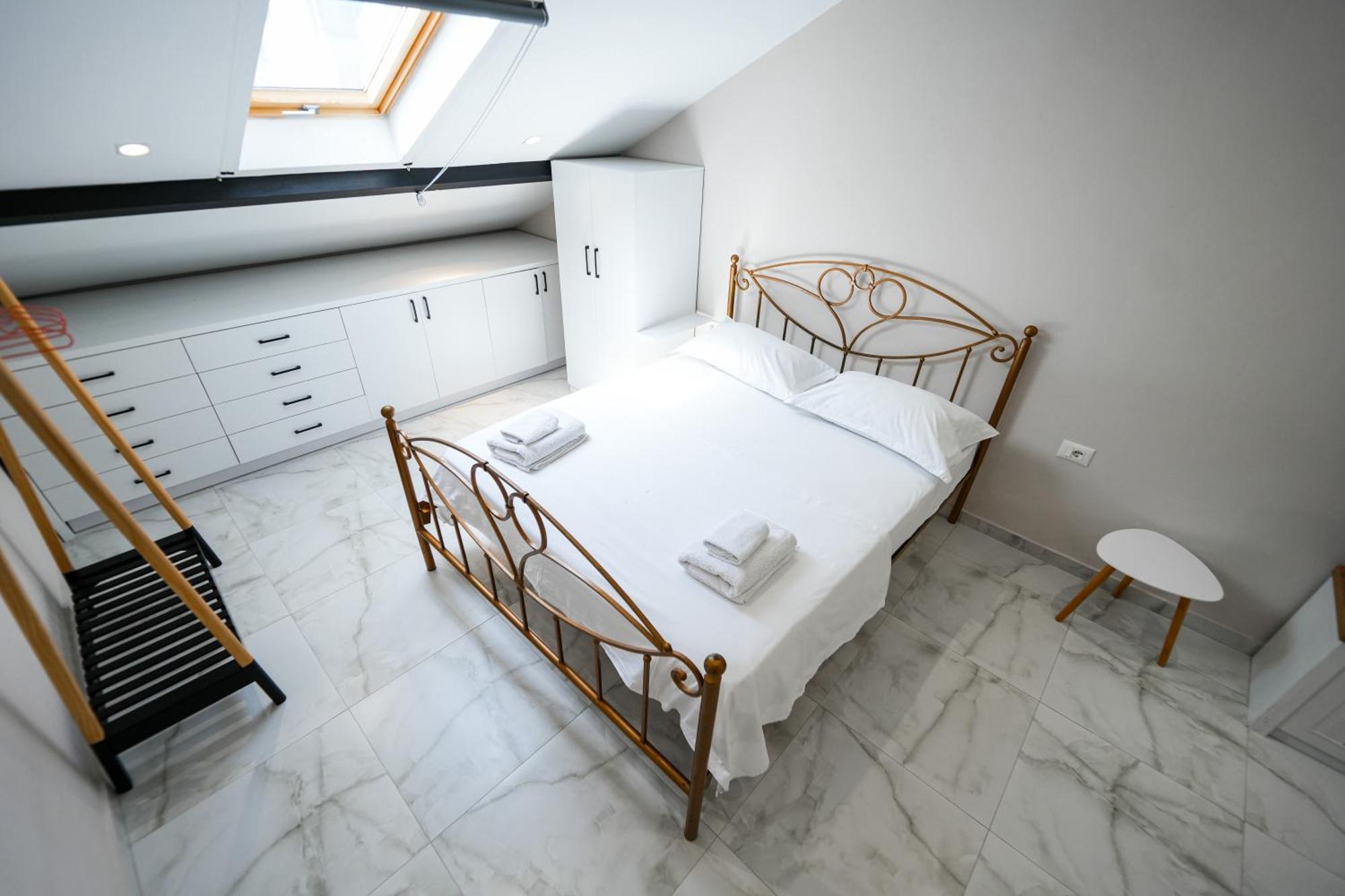 City Center Hideout - Studio Apartment Тирана Екстериор снимка