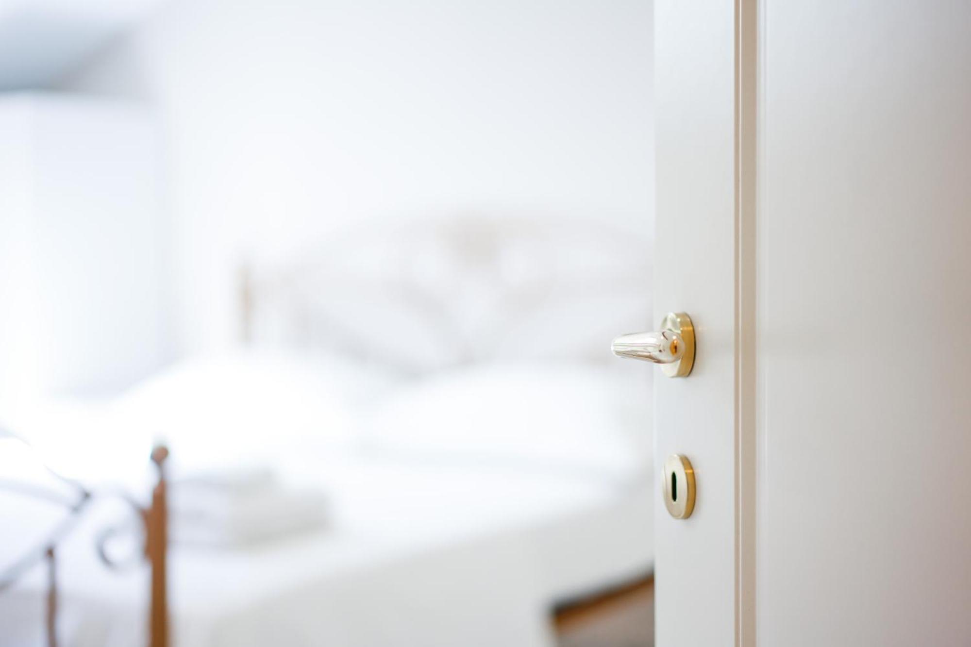 City Center Hideout - Studio Apartment Тирана Екстериор снимка