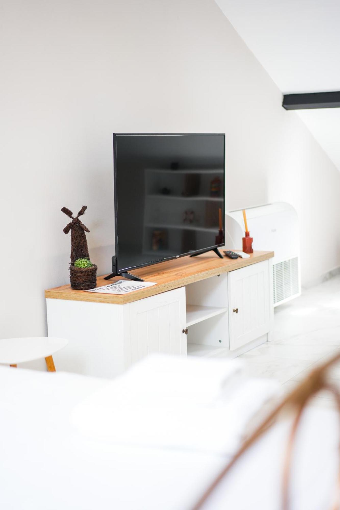 City Center Hideout - Studio Apartment Тирана Екстериор снимка