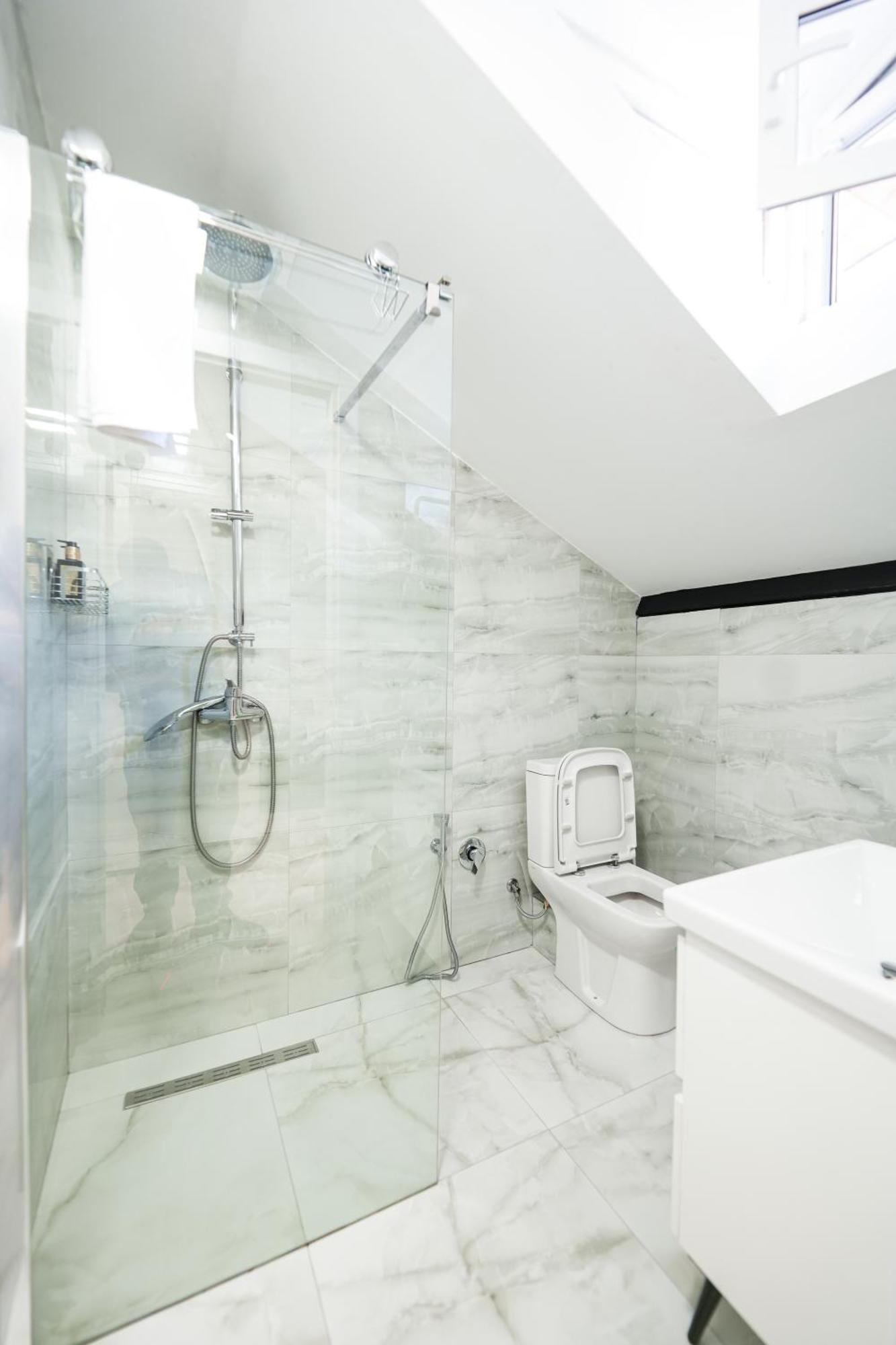 City Center Hideout - Studio Apartment Тирана Екстериор снимка