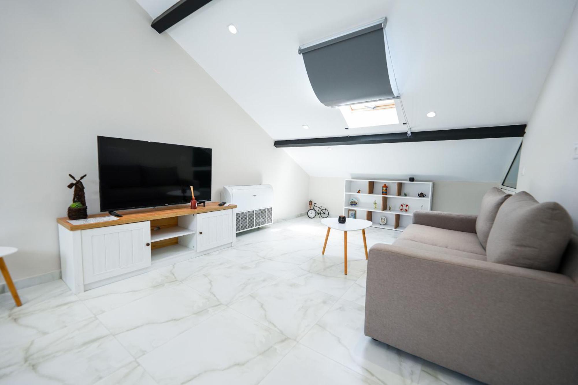 City Center Hideout - Studio Apartment Тирана Екстериор снимка
