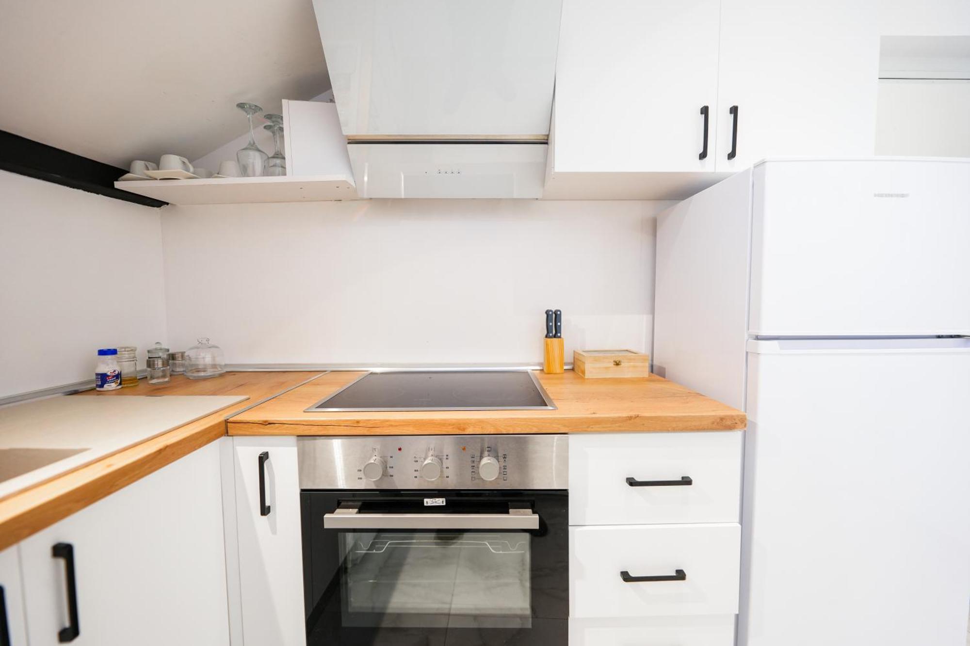 City Center Hideout - Studio Apartment Тирана Екстериор снимка
