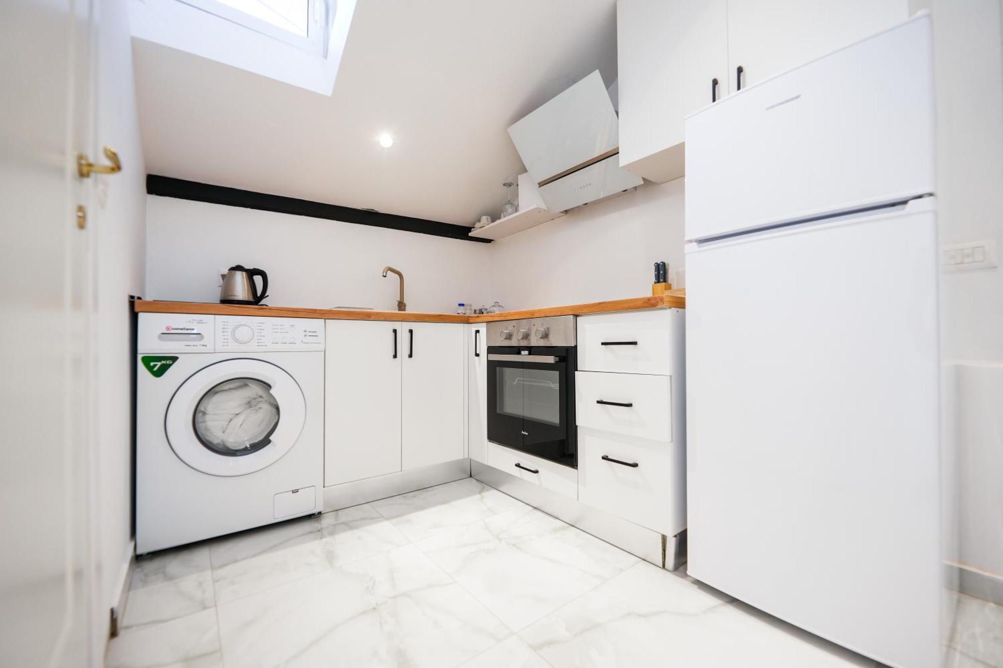City Center Hideout - Studio Apartment Тирана Екстериор снимка