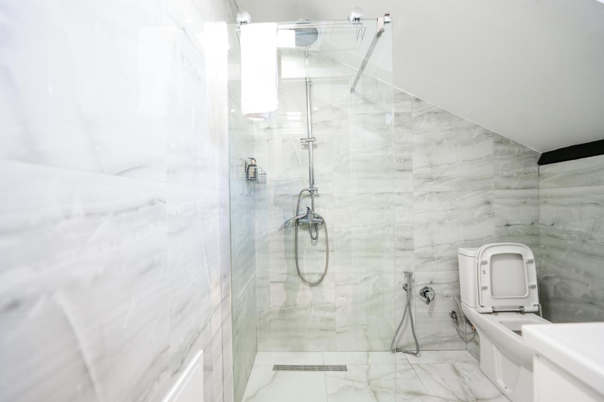 City Center Hideout - Studio Apartment Тирана Екстериор снимка