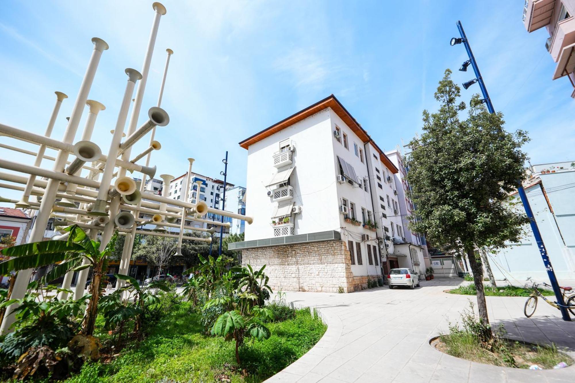 City Center Hideout - Studio Apartment Тирана Екстериор снимка